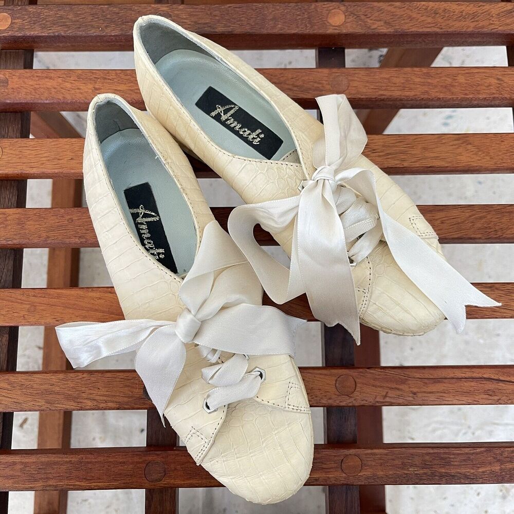 Vintage 80’s Cream Python Skin Shoes w/ Silk Ribbon Laces, Size 7 - Picture 2 of 6